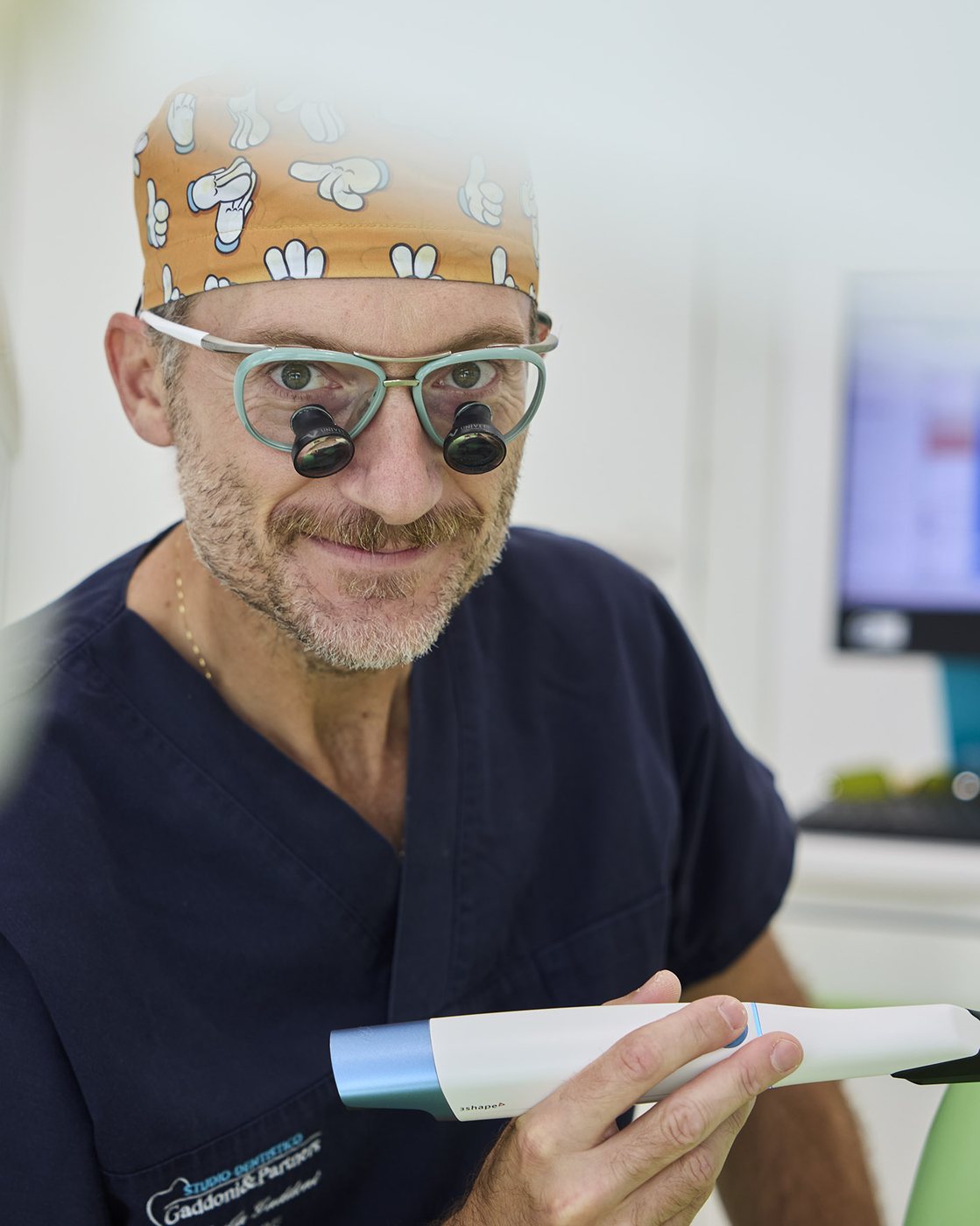 Il Dott. Nicola G. Gaddoni con lo scanner intraorale